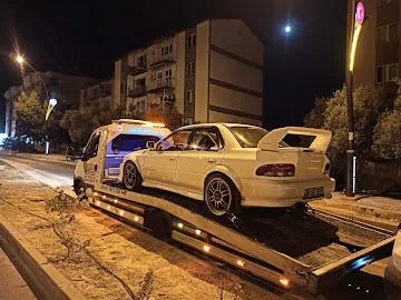 Gece lüks araç çekici taşıma
